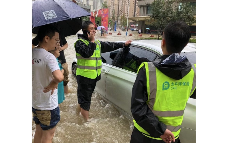 暴雨中的堅(jiān)守 “太保藍(lán)”在一線